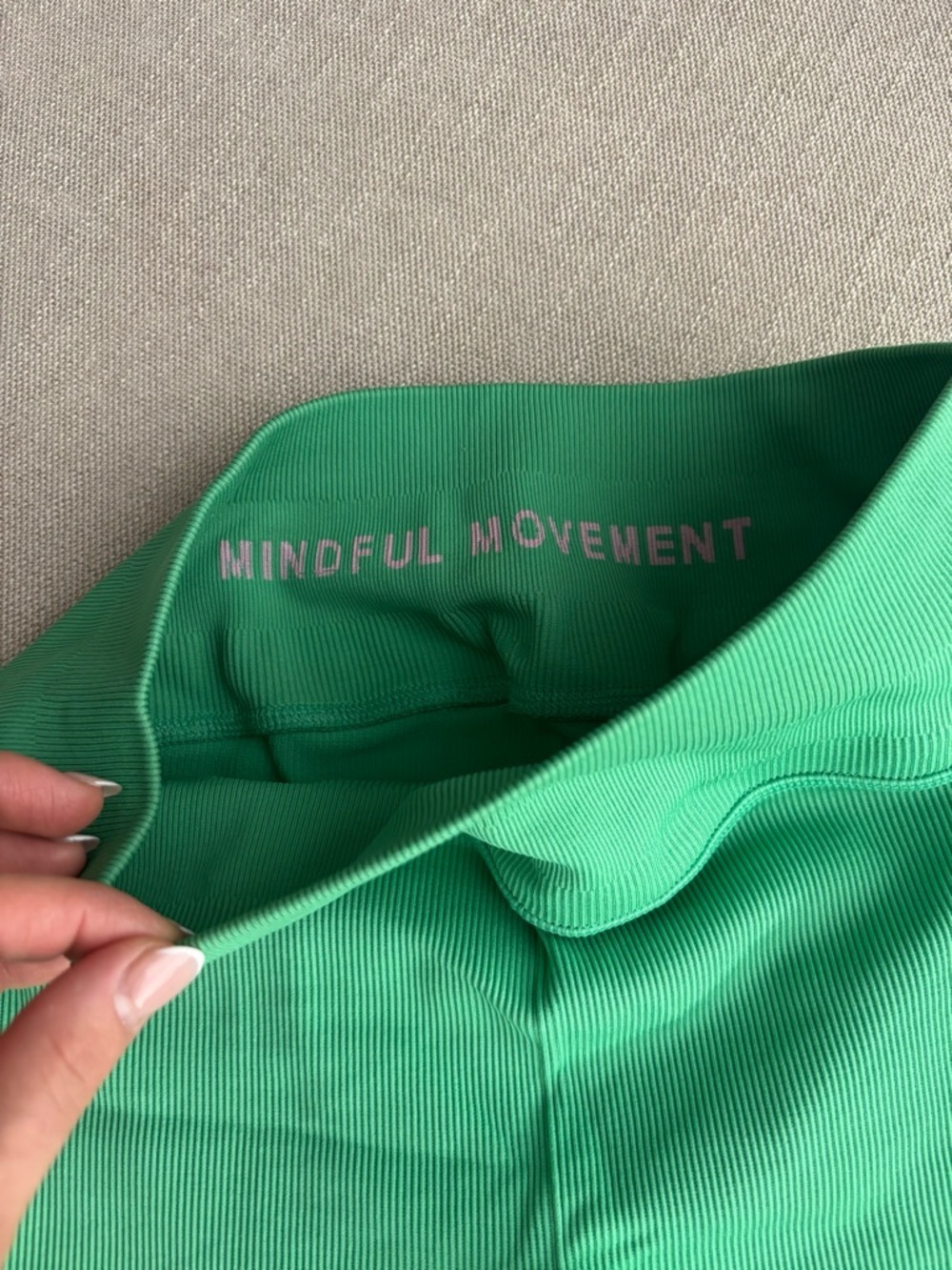 ALO | S | Seamless Ribbed Favorite Short Spruce Green - Picture 6 of 6